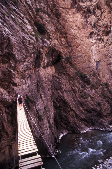 gal/alps2006/crossing_bridge.jpg