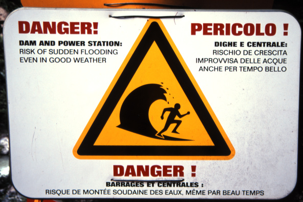 gal/alps2006/wave_warning_sign.jpg