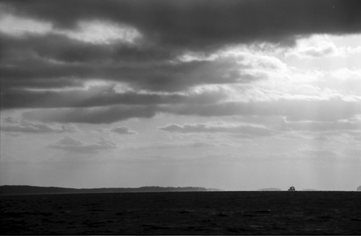 gal/bw103/boat_in_dark_sea.jpg