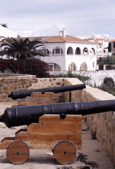 gal/portugal/canons_coast_town.jpg