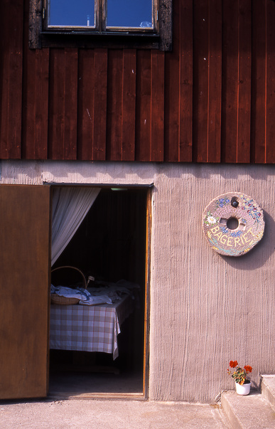 gal/sweden_land_sea/bakery_with_flower.jpg