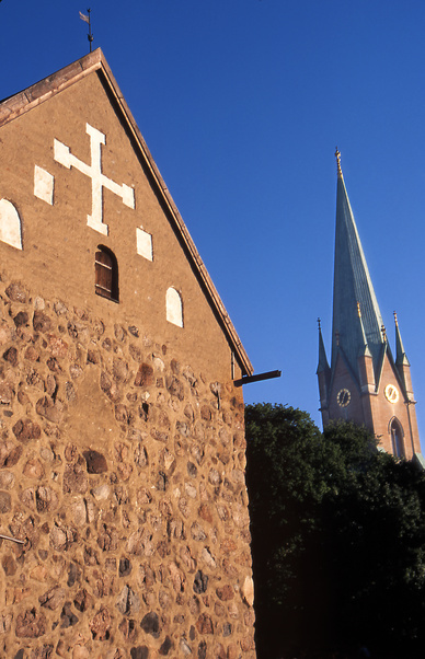 gal/sweden_land_sea/catherdral_cross_building.jpg