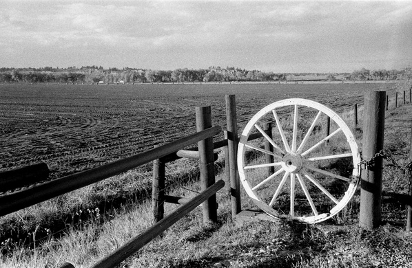 gal/coasttocoast/wagon_wheel_fence.jpg